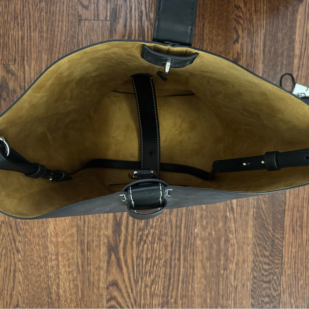 Elegant Black Leather Tote Bag - Picture 4 of 10